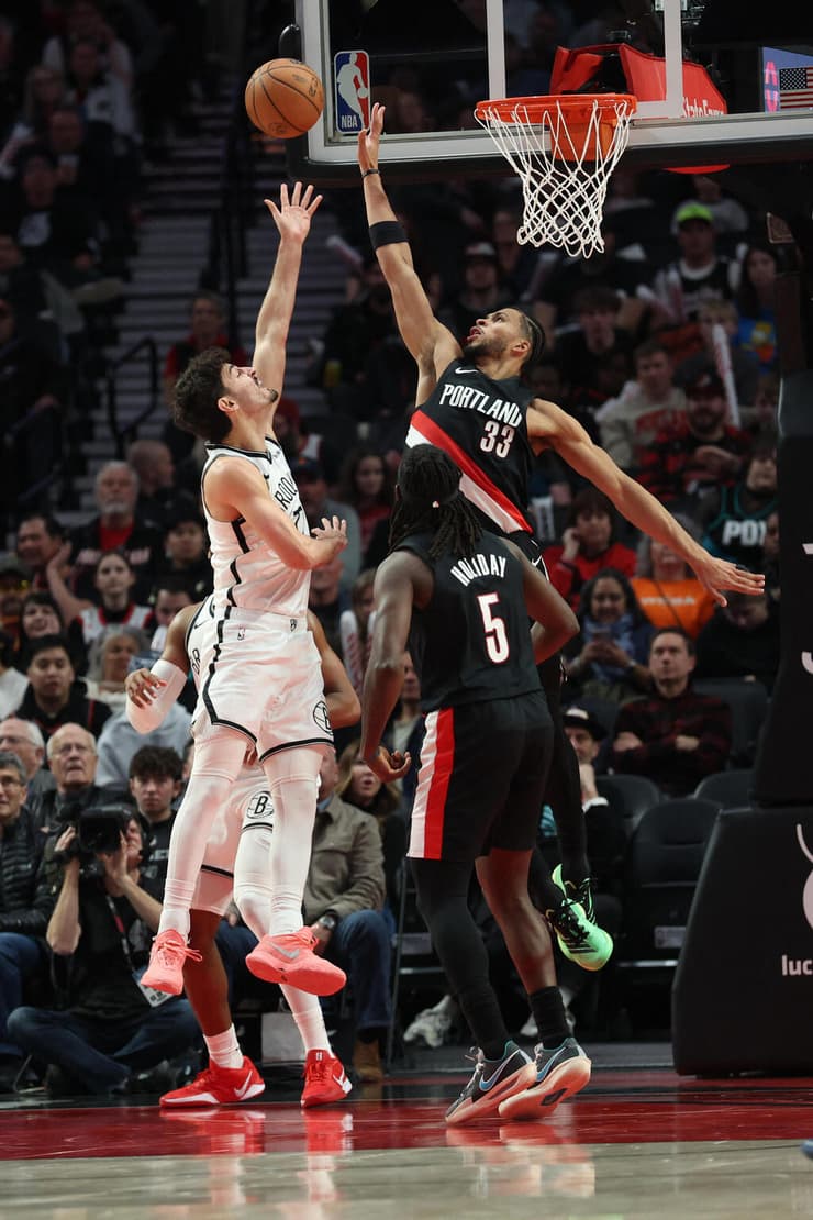 שחקן ברוקלין נטס בן שרף מול שחקן פורטלנד טרייל בלייזרס טומאני קמארה