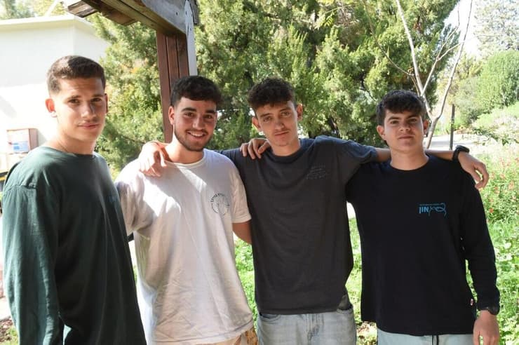 צעירים ממשגב עם שהגיעו להפוגה בקיבוץ גדות. "לא היה יום אחד נורמלי בחודש האחרון"   