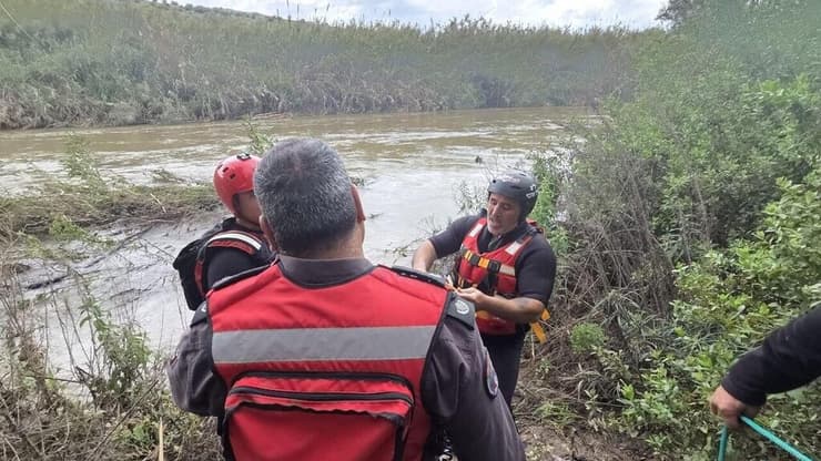 חילוץ גבר שנסחף בנהר הירדן