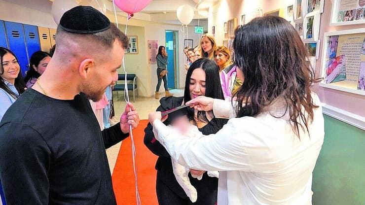 ד"ר כלנית הרשקוביץ-שפורן וההורים ספיר ושלומי מויאל עם רוני הקטנה