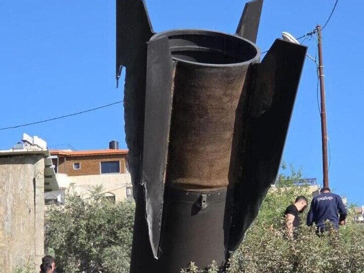 חלק ענק מטיל שנפל בצומת גיצי אבישר בשומרון שברי טיל שנפלו בצומת גיתי אבישר שבשומרון