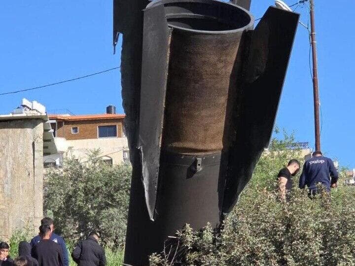 שברי טיל שנפלו בצומת גיתי אבישר שבשומרון 