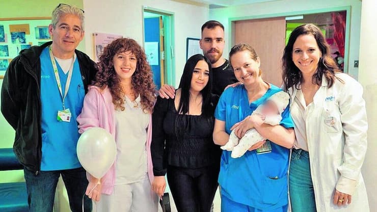 מימין לשמאל: ד"ר כלנית הרשקוביץ-שפורן, ד"ר סיוון גולדסטיין עם התינוקת רוני, ההורים ספיר ושלומי מויאל, האחות מלי מזל הרוש ופרופ' אדי ויסבוך