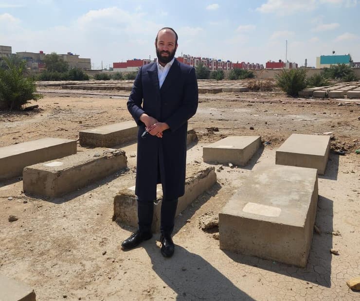 בבית הקברות בעיראק