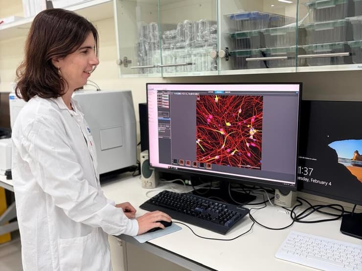 ענבל בן אליעזר במעבדות טבע (צילום: באדיבות טבע) ענבל בן אליעזר חוקרת טבע