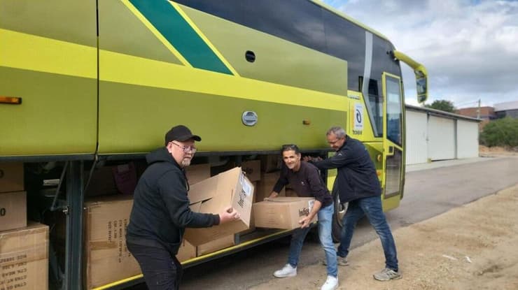 אנשי אשכול מעמיסים את האוטובוסים בציוד עבור דימונה וערד   