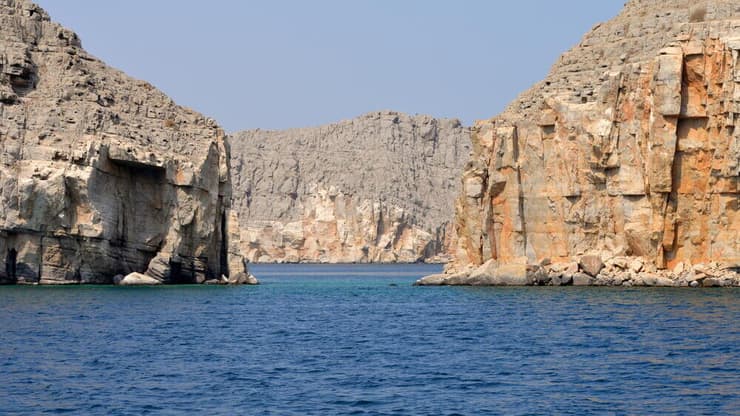 מצר הורמוז. 15% מהנפט העולמי חסר בשווקים (צילום: curioussnapshots/shutterstock) ארכיון ספינות טען ליד מצר הורמוז