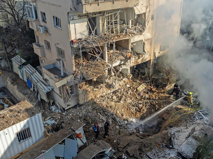 בניין שנפגע בתל אביב (צילום: Erik Marmor/Getty Images) תל אביב