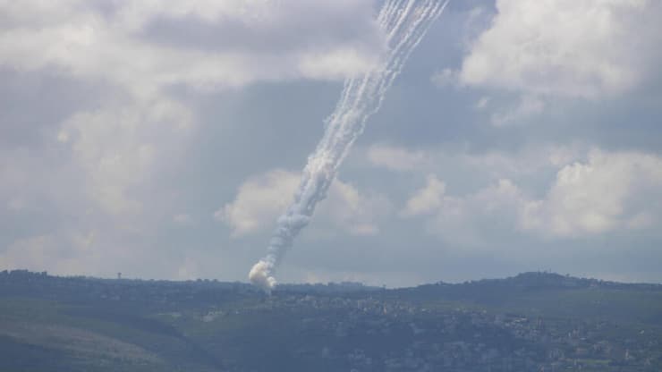 שיגור רקטות מאזור צור בלבנון לעבר ישראל (צילום: KAWANT HAJU / AFP) שיגור רקטות מאזור צור בלבנון לעבר ישראל