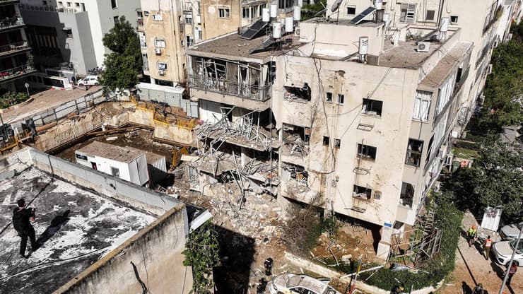 "ראינו מה טילים מאיראן יכולים לעשות". פגיעה בתל אביב (צילום: REUTERS/Roei Kastro) תל אביב