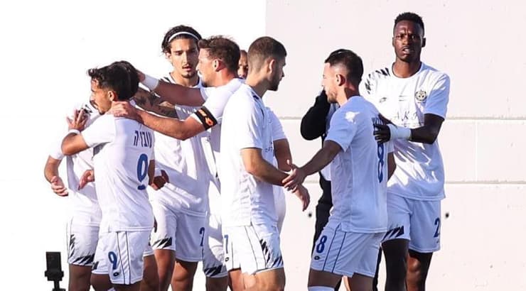 שחקני מכבי הרצליה מאושרים