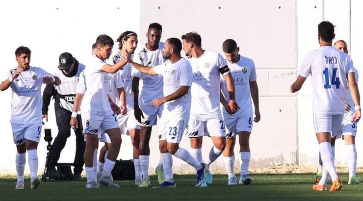 שחקני מכבי הרצליה חוגגים