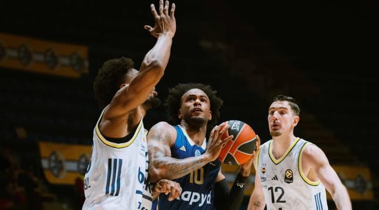 אושיי בריסט חודר אל הסל