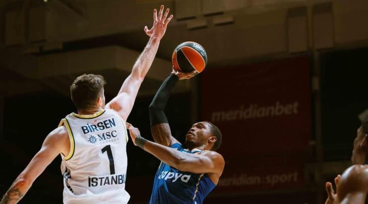 לוני ווקר בפעולה אקרובטית אופיינית