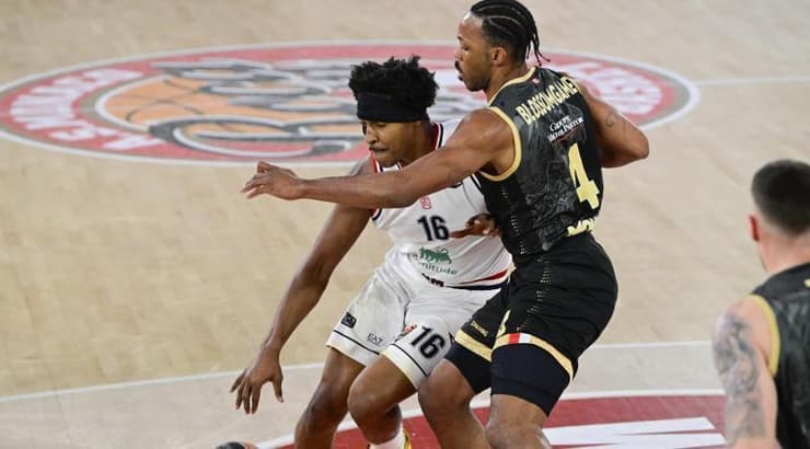 זאק לידיי נאבק עם ג'רון בלוסומגיים