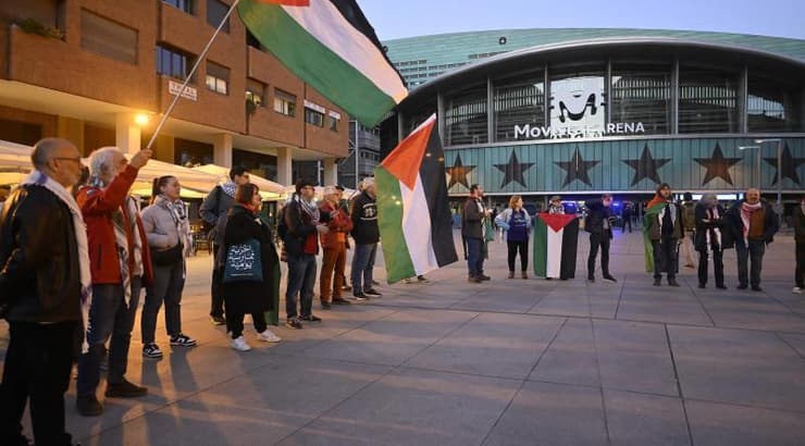 מביך: הפגנות מחוץ למגרש במדריד