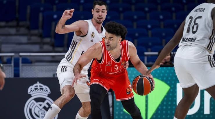 אלייז'ה בראיינט עם הכדור