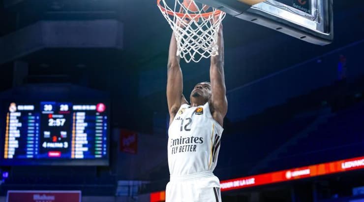 תיאו מלדון עם הדאנק