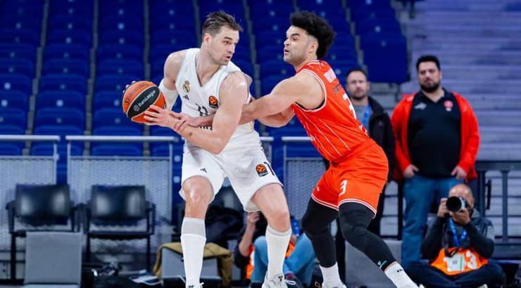 מריו הזוניה מול אלייז'ה בראיינטר