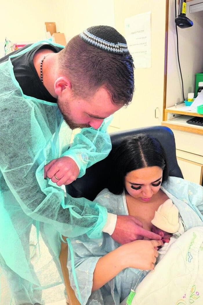 רוני אחרי הלידה במשקל 570 גרם עם הוריה ספיר ושלומי מויאל