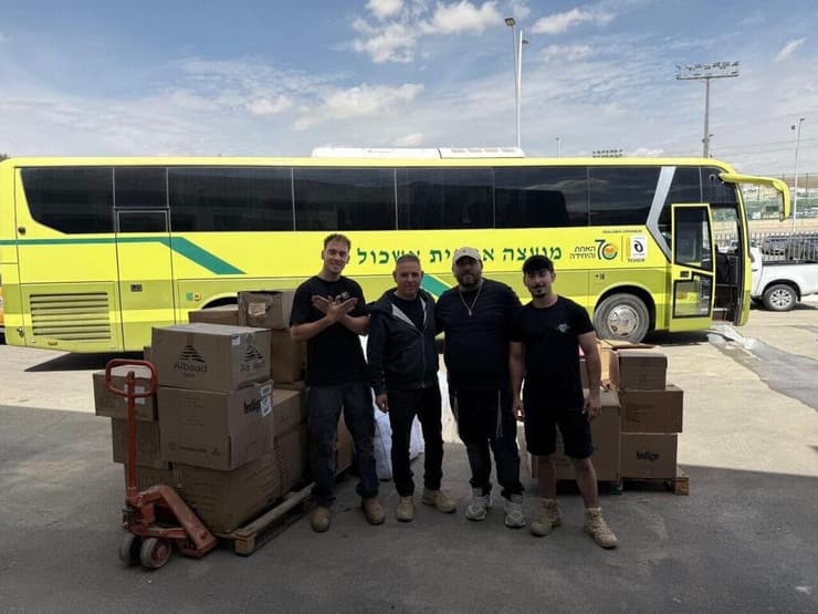 "זוכרים היטב את מה שקיבלנו ברגעים הקשים ביותר שלנו". מתנדבים מהעוטף עם ציוד למען המפונים שבתיהם נפגעו במלחמה   