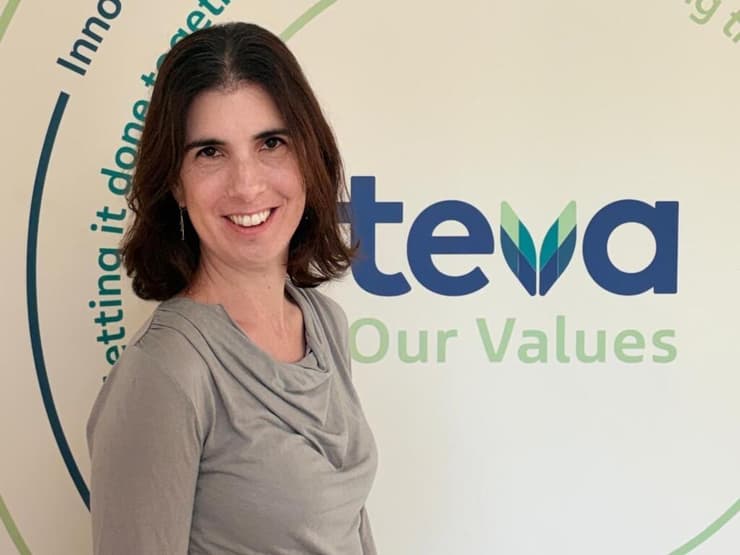 האחריות לבדוק איך התרופה עובדת נמצאת על הכתפיים שלה. ענבל בן-אליעזר (צילום: באדיבות טבע) ענבל בן אליעזר חוקרת טבע