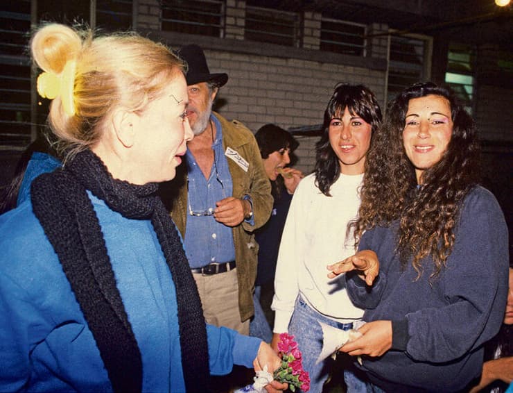 ”ניקיתי את עצמי משם".  אנג‘ל (מימין) עם אורית ארביב,  דן בן אמוץ וגיתית איזראלוב בביקור  בנווה תרצה