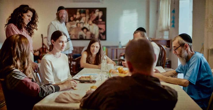 ”הרבה אנשים  חיים את הבדידות  הזאת". מתוך הסדרה  ”בהסתורה", כאן 11