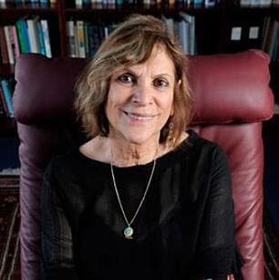 עבדה עד הרגע האחרון. פרופ' עדנה פואה קאהן ז"ל (צילום: פייסבוק) פרופ' עדנה פואה קאהן