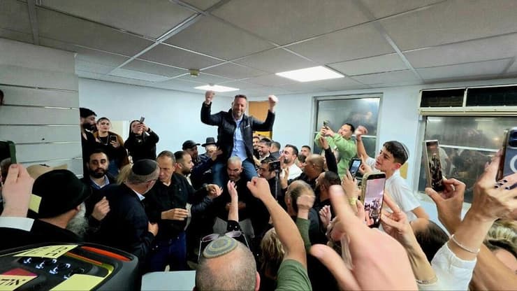 חגיגות במטה של אוהד שגב, שניצח בבחירות לראשות העיר עכו