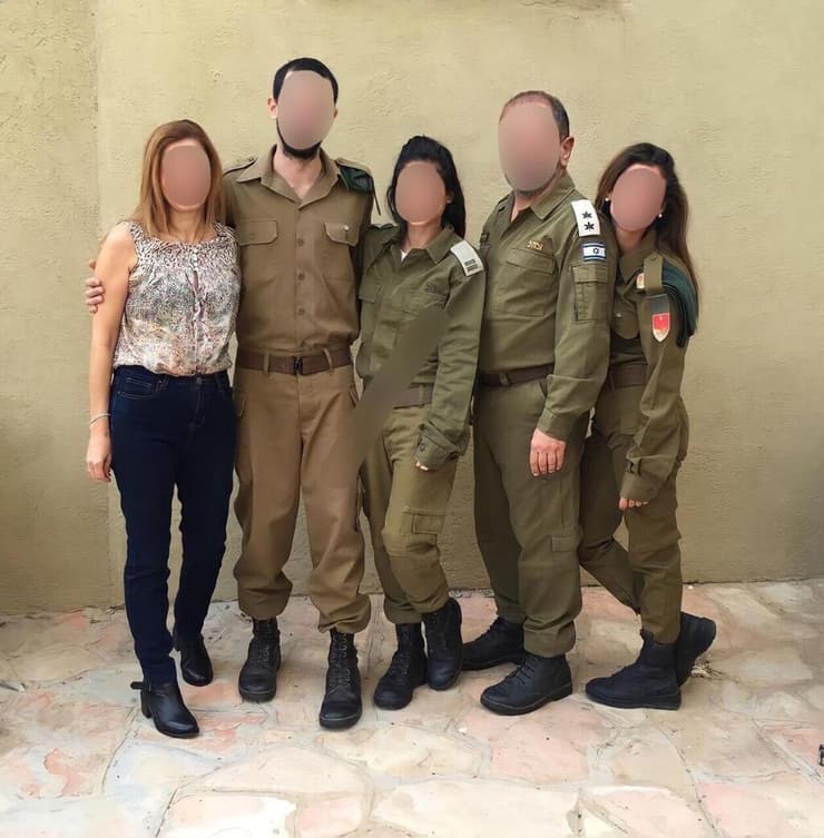 סא"ל שומר (שני מימין) עם משפחתו בישראל