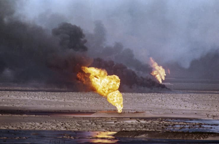 מאגרי הנפט בכוויית בוערים בימי מלחמת המפרץ, 1991