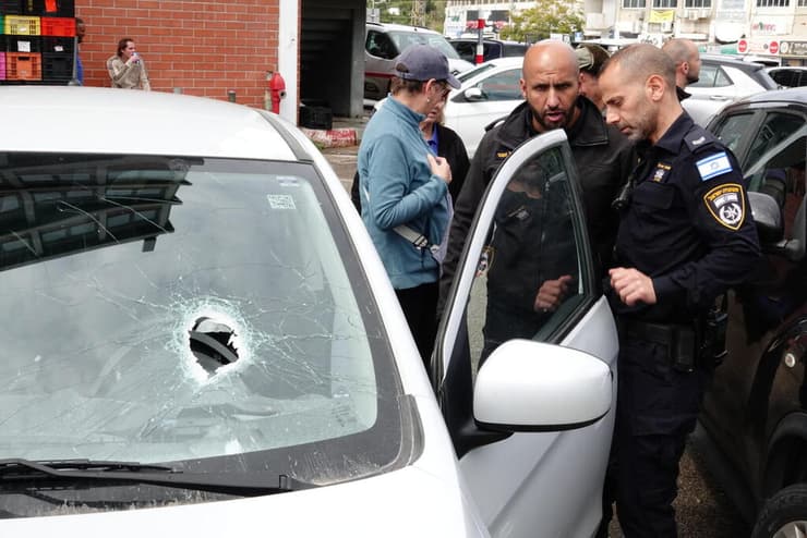 מכונית ניזוקה  כתוצאה משברי היירוט בנפילה בגבעתיים