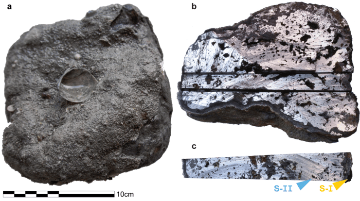 א. גוש הברזל המכוסה בקונקרציות כפי שנמצא. ב. חתך רוחב מליבתה. ג. מיקומי הדגימות המטלוגרפיות S-I ו־S-II בתוך החתך; החיצים מצביעים על מיקומן