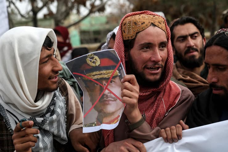 מפגינים ב אפגניסטן נגד רמטכ"ל צבא פקיסטן אסים מוניר בעקבות הלחימה מול הטליבאן