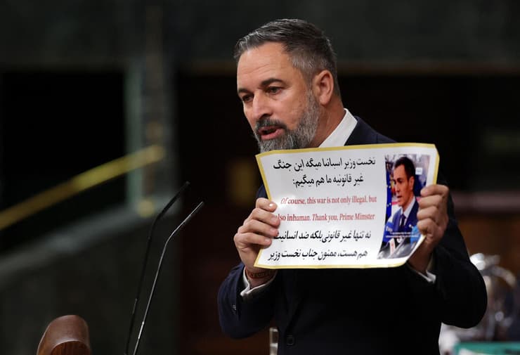 ספרד מנהיג מפלגת האופוזיציה Vox סנטיאגו אבסקל מציג מדבקה של ראש הממשלה פדרו סנצ'ס שאיראן הדביקה ל טילים שלה