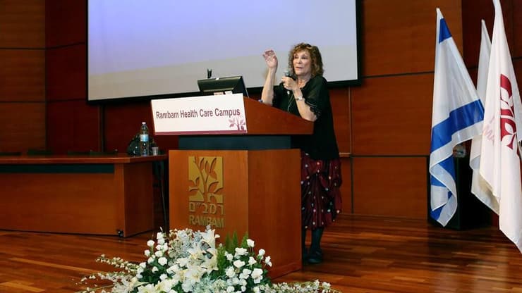 "אף פעם לא איבדה את האהבה והדאגה לארץ". בתמונה: בכנס בבית החולים רמב"ם ב-2013 (צילום: דוברות רמב"ם) פרופ' עדנה פואה קאהן לימדה דורות של אנשי מקצוע. בתמונה: בכנס ב-2013 ברמב"ם