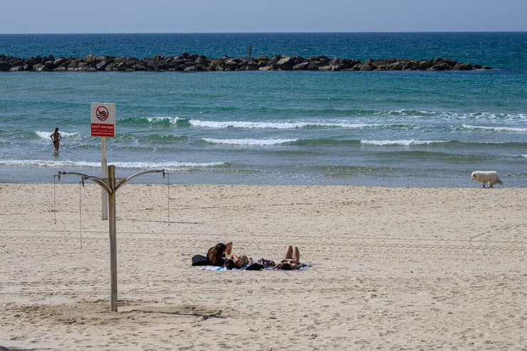 חוף בתל אביב במהלך המלחמה (צילום: Alexi J. Rosenfeld/Getty Images) חוף בתל אביב במהלך המלחמה
