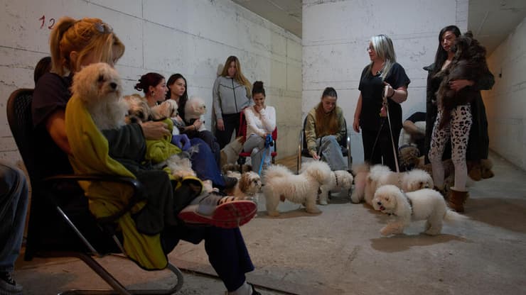 במקלט ברמת גן. הרשויות הונחו לבחון הפרדה בין מקלטים לילדים למקלטים למבוגרים (צילום: AP Photo/Oded Balilt) רמת גן