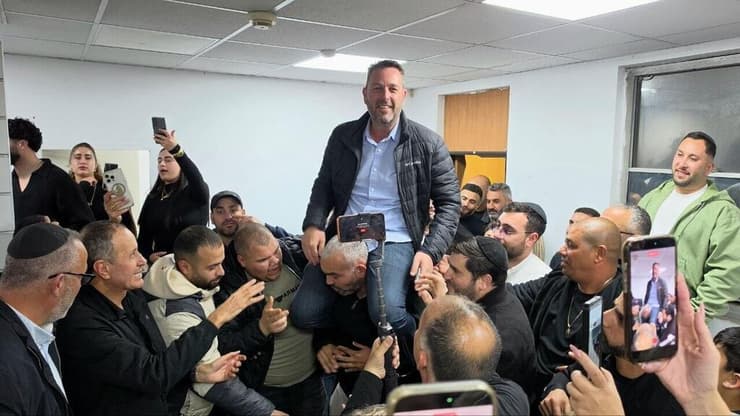 חגיגות במטה של אוהד שגב, שניצח בבחירות לראשות העיר עכו