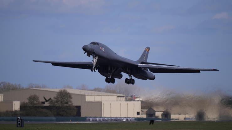 מפציץ B-1 ממריא מבסיס פיירפורד לתקיפה באיראן, בעיצומה של המלחמה (צילום: AP Photo/Alastair Grant) מפציץ אסטרטגי מדגם B-1 לנסר של ארה"ב ממריא מבסיס פיירפורד ב בריטניה לקראת תקיפה ב איראן