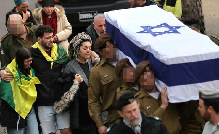 ההודעה הגיעה לפנות בוקר. ארונו של אורי גרינברג ז"ל (צילום: אלכס קולומויסקי) הלוייתו של סמ"ר אורי גרינברג ז"ל