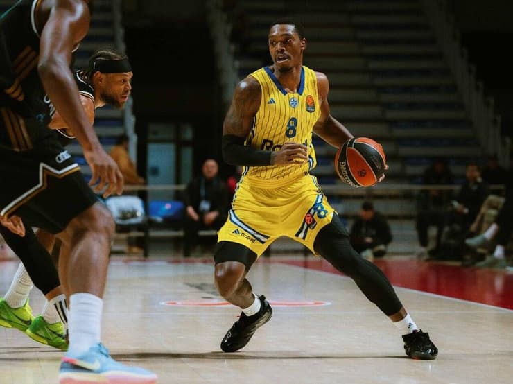 שחקן מכבי ת"א לוני ווקר