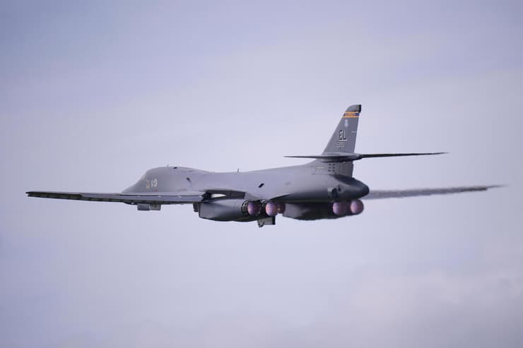 מפציץ אסטרטגי מדגם B-1 לנסר של ארה"ב ממריא מבסיס פיירפורד (צילום: AP Photo/Alastair Grant) מפציץ אסטרטגי מדגם B-1 לנסר של ארה"ב ממריא מבסיס פיירפורד ב בריטניה לקראת תקיפה ב איראן