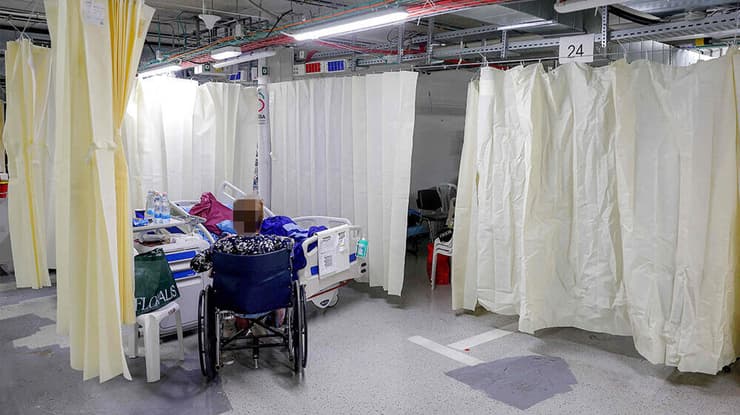 "עצם המגע בווילונות שמפרידים בין המיטות עלול לייצר הדבקה". אשפוז במתחם תת-קרקעי (צילום: Jack GUEZ / AFP) אשפוז במתחם תת קרקעי במרכז הרפואי שיבא בתל השומר