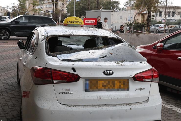 פגיעת רסיס במבנה בתל אביב