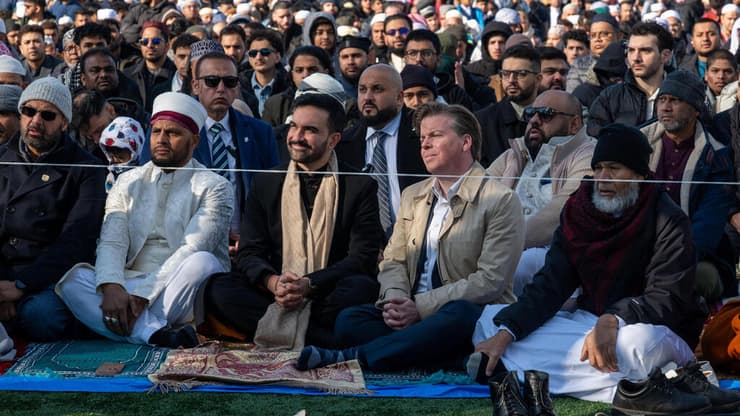 ממדאני בתפילה לכבוד עיד אל-פיטר בברוקלין