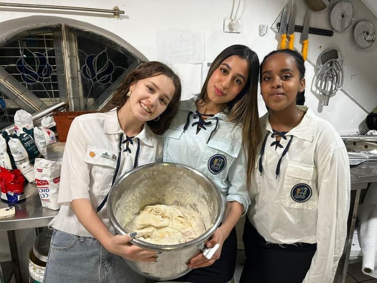 מבשלים לחיילים בקריית שמונה. חניכות התנועה     