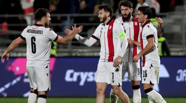 חביצ'ה קבראצחליה חוגג עם החברים