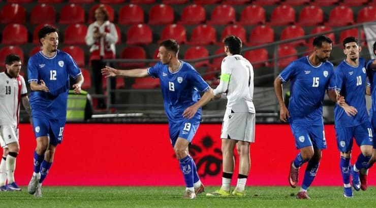 שחקני נבחרת ישראל חוגגים